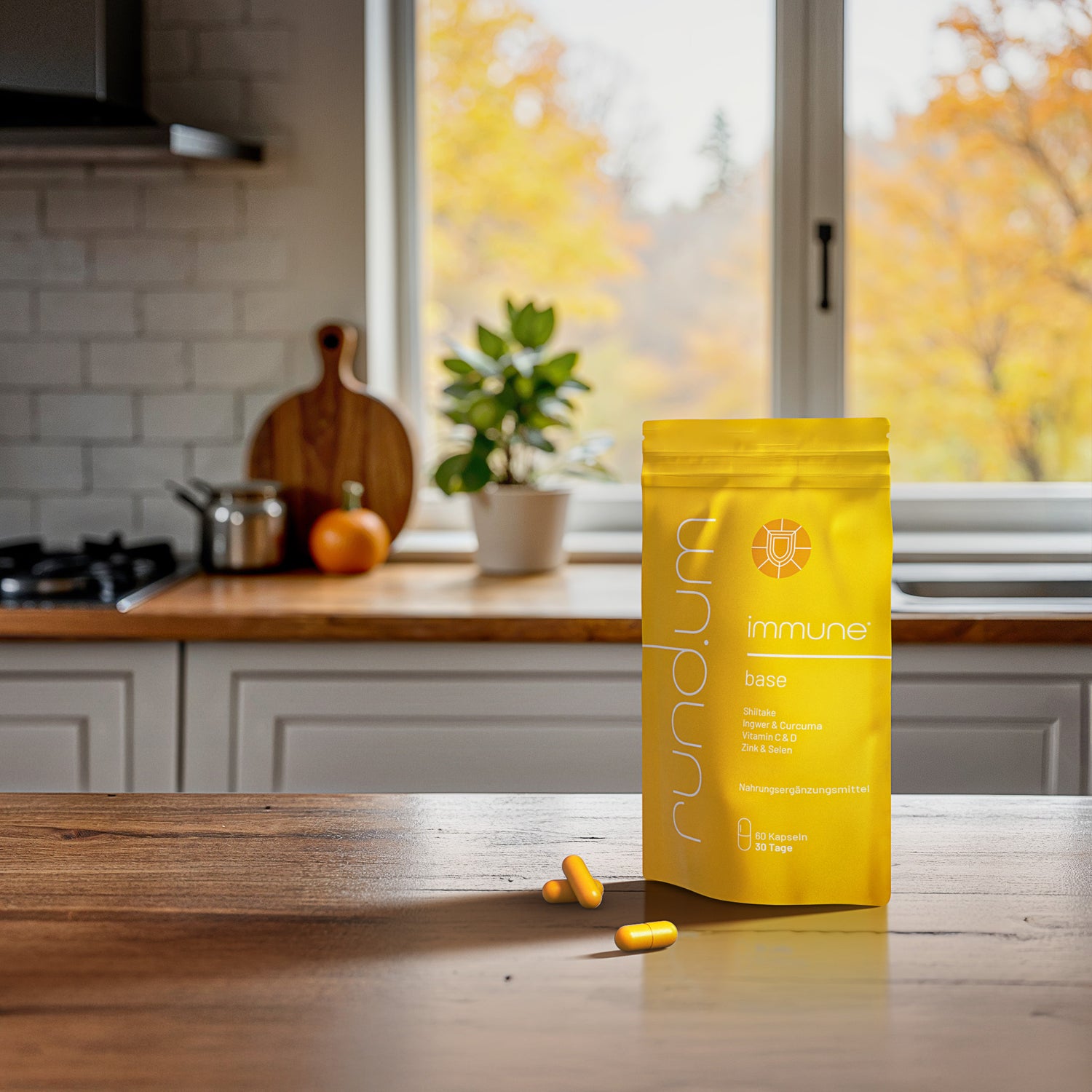 rund.um immune base Kapseln stehen au einem Tisch in der Küche