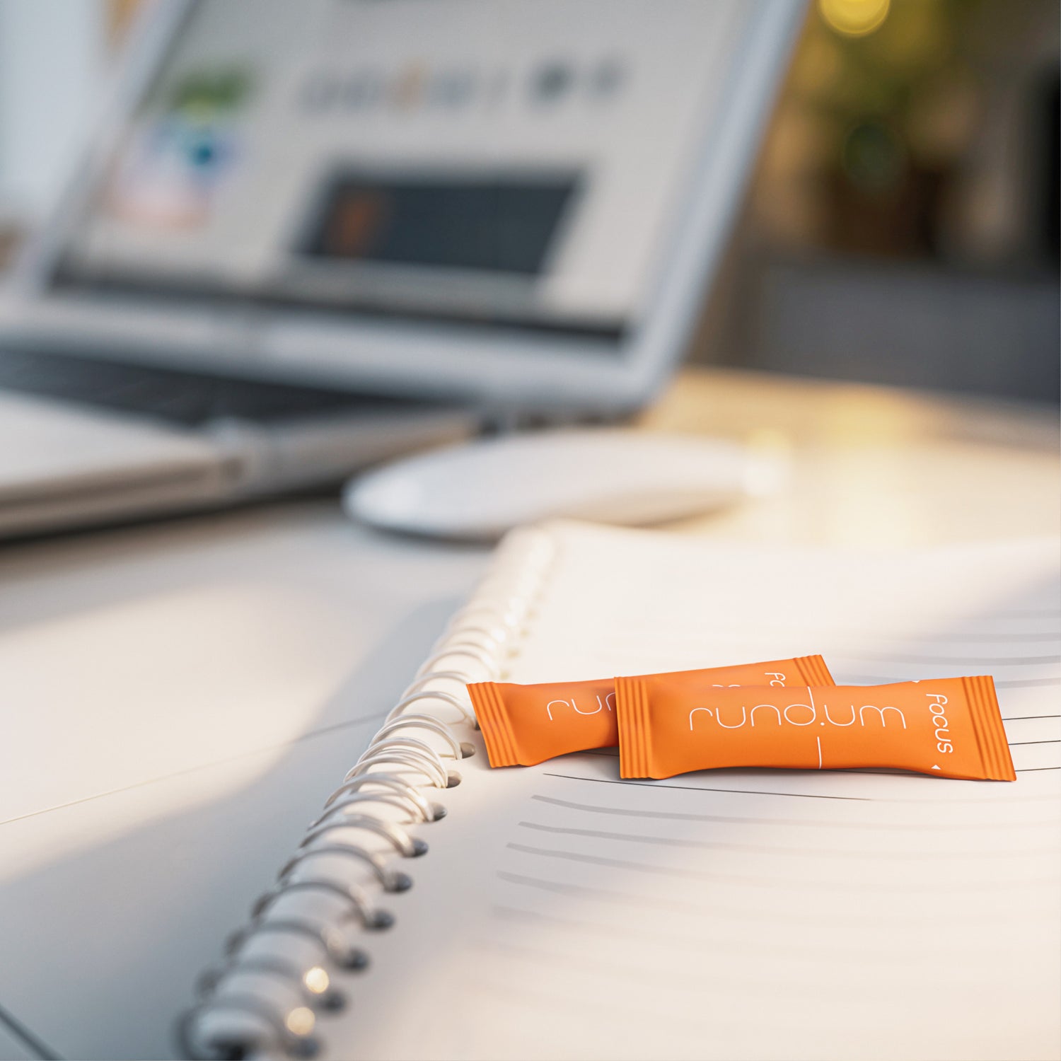 focus plus Sticks auf Collegeblock Hintergrund Büro