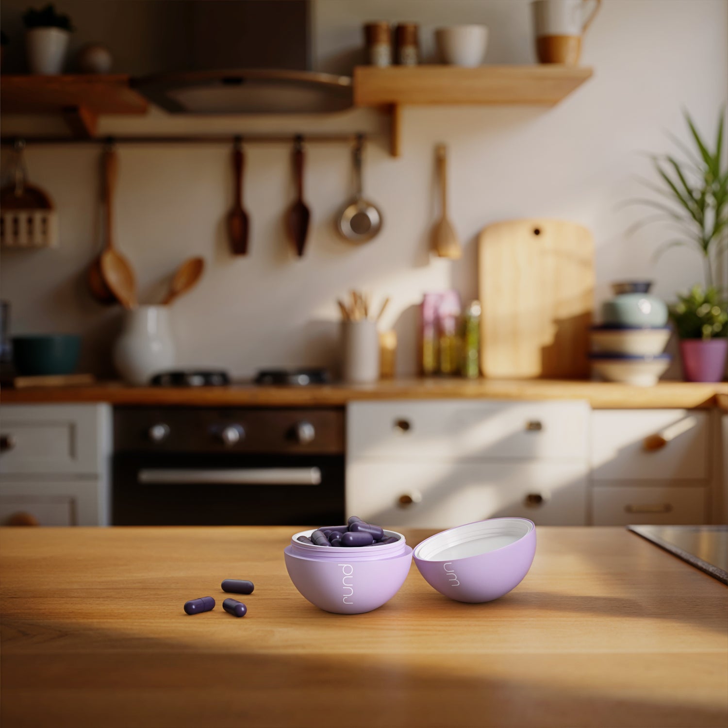 Hellviolette rundum-Kugel geöffnet mit violetten Kapseln auf einer Küchenarbeitsplatte, Küche im Hintergrund