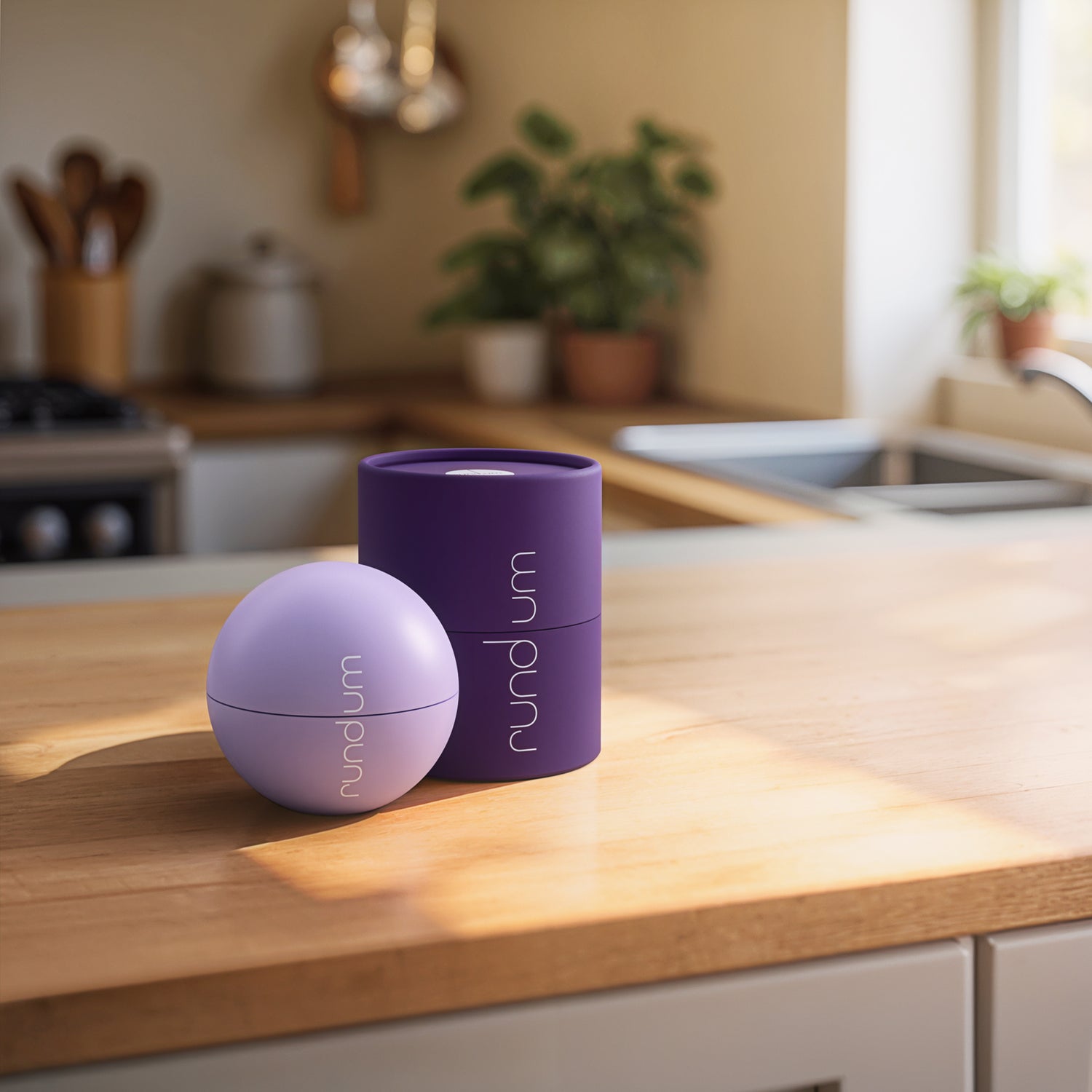 Hellviolette Kugel und dunkellila Dose der Marke rundum auf einer Küchenarbeitsplatte, stilvolle Präsentation