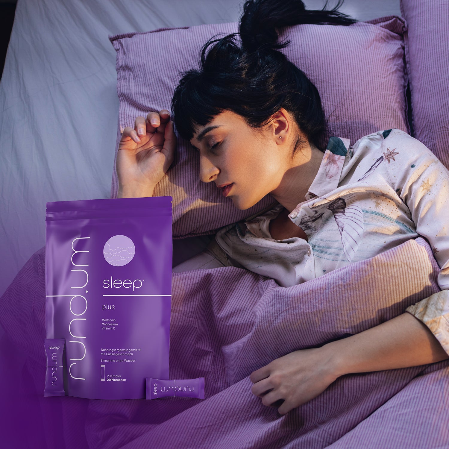 Eine Schlafende Frau im Bett mit der rund.um Sleep Stick Verpackung gegen Schlaflosigkeit in der linken unteren Ecke.