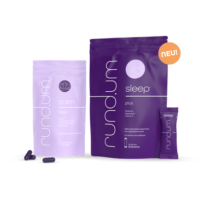 Verpackung von Nahrungsergänzungsmitteln der Marke „rundum“ links „calm base“ in einer hellvioletten Verpackung, rechts „sleep plus“ in einer dunkellila Verpackung mit der Aufschrift „NEU!“ Produkte für Entspannung und Schlaf.