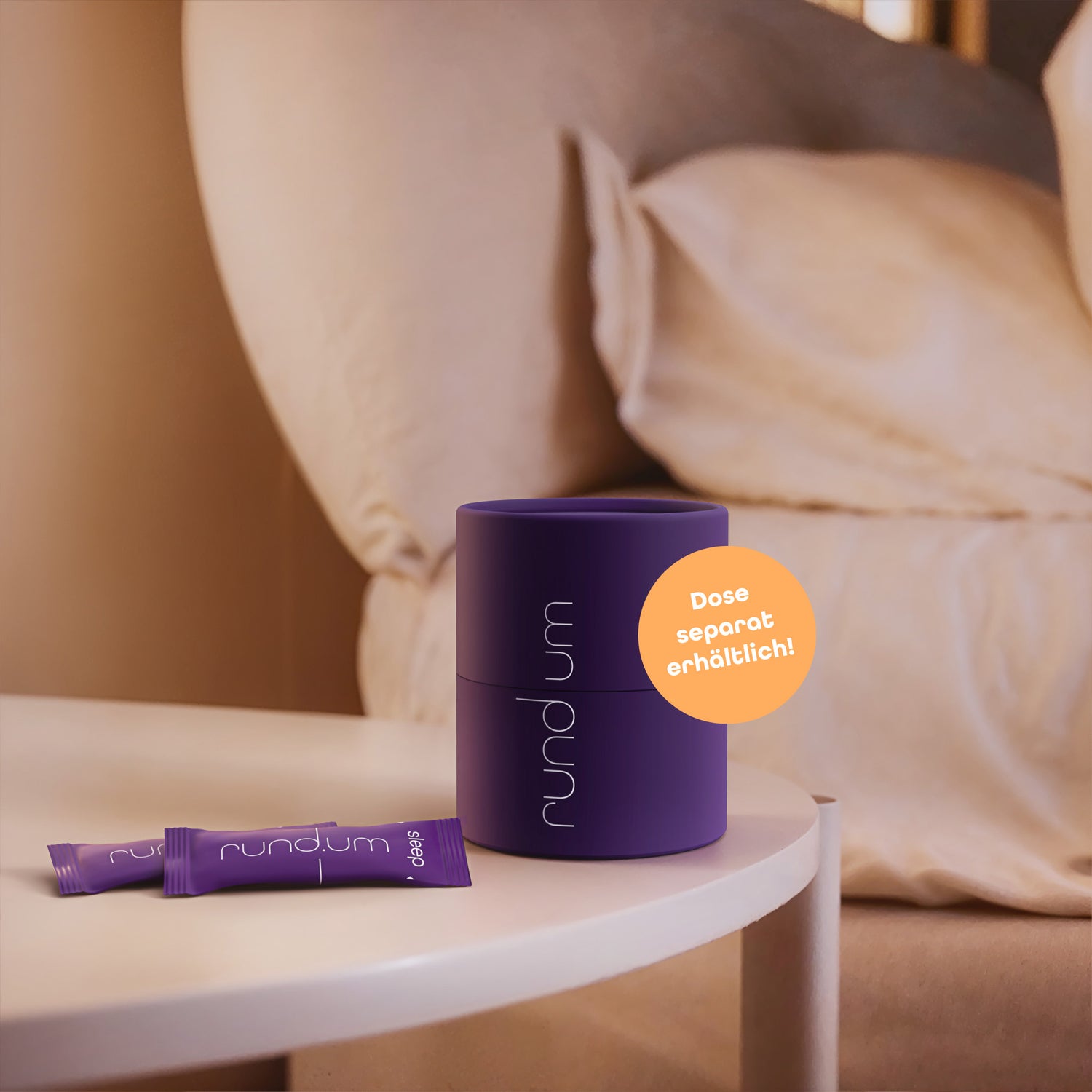 Nahrungsergänzungsmittel ‚sleep plus‘ von rundum mit lila Dose und Stick-Packungen auf einem Nachttisch, Dose separat erhältlich